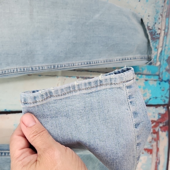 Hudson Natalie Mid Rise Boyfriend Crop Jean in Norah. - Picture 4 of 8